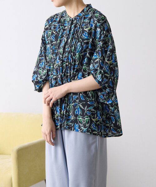 ear PAPILLONNER(イアパピヨネ)の「柄ピンタックブラウス【SUM1 STYLE】(シャツ/ブラウス・レディース・オレンジ/ブラック/ブルー/キャメル・FREE)」の2枚目の写真