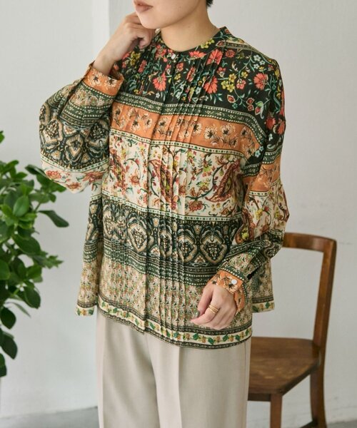 ear PAPILLONNER(イアパピヨネ)の「柄ピンタックブラウス【SUM1 STYLE】(シャツ/ブラウス・レディース・オレンジ/ブラック/ブルー/キャメル・FREE)」の5枚目の写真