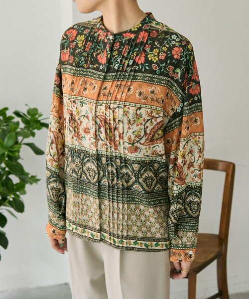 ear PAPILLONNER(イアパピヨネ)の「柄ピンタックブラウス【SUM1 STYLE】(シャツ/ブラウス・レディース・オレンジ/ブラック/ブルー/キャメル・FREE)」の6枚目の写真