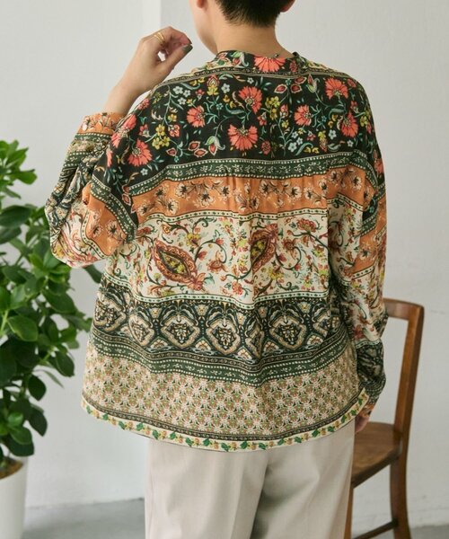 ear PAPILLONNER(イアパピヨネ)の「柄ピンタックブラウス【SUM1 STYLE】(シャツ/ブラウス・レディース・オレンジ/ブラック/ブルー/キャメル・FREE)」の9枚目の写真