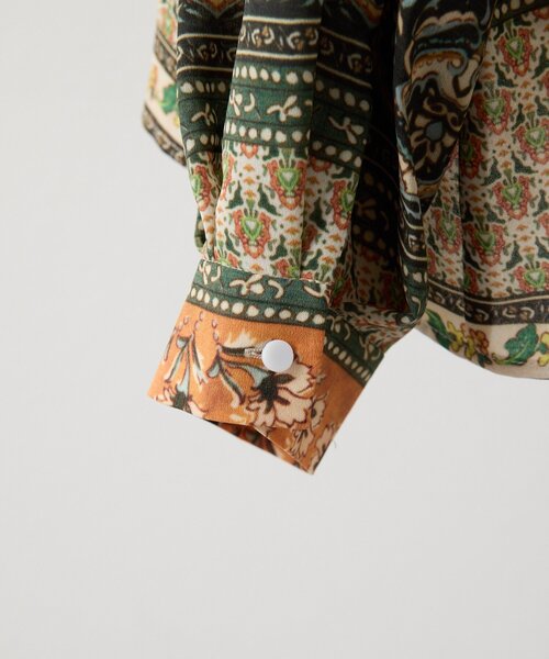ear PAPILLONNER(イアパピヨネ)の「柄ピンタックブラウス【SUM1 STYLE】(シャツ/ブラウス・レディース・オレンジ/ブラック/ブルー/キャメル・FREE)」の20枚目の写真