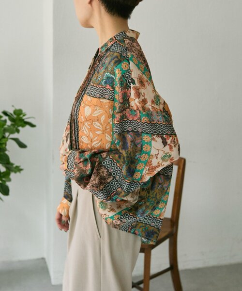 ear PAPILLONNER(イアパピヨネ)の「柄ピンタックブラウス【SUM1 STYLE】(シャツ/ブラウス・レディース・オレンジ/ブラック/ブルー/キャメル・FREE)」の5枚目の写真