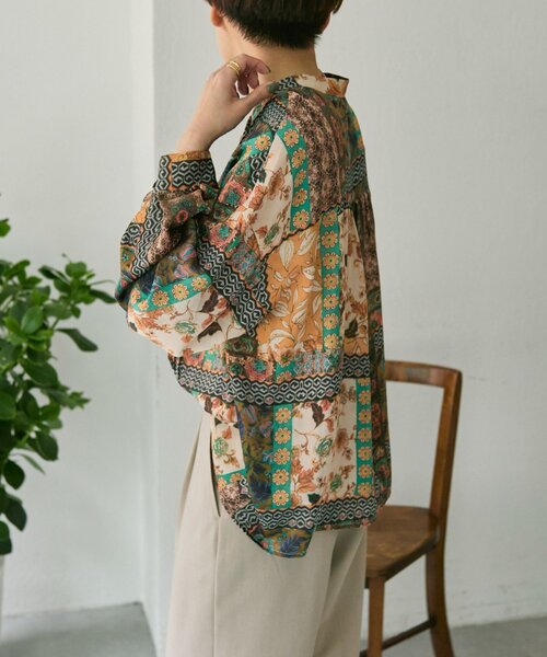 ear PAPILLONNER(イアパピヨネ)の「柄ピンタックブラウス【SUM1 STYLE】(シャツ/ブラウス・レディース・オレンジ/ブラック/ブルー/キャメル・FREE)」の6枚目の写真