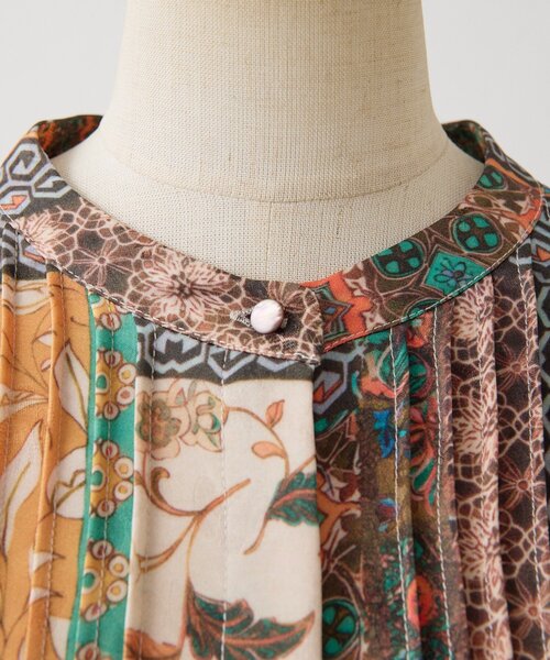 ear PAPILLONNER(イアパピヨネ)の「柄ピンタックブラウス【SUM1 STYLE】(シャツ/ブラウス・レディース・オレンジ/ブラック/ブルー/キャメル・FREE)」の17枚目の写真