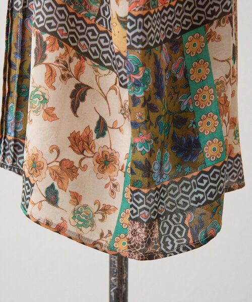 ear PAPILLONNER(イアパピヨネ)の「柄ピンタックブラウス【SUM1 STYLE】(シャツ/ブラウス・レディース・オレンジ/ブラック/ブルー/キャメル・FREE)」の21枚目の写真