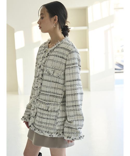 SNIDEL(スナイデル)の「ロングツイードジャケット(ノーカラージャケット・レディース・ホワイト/ピンク・F)」の4枚目の写真