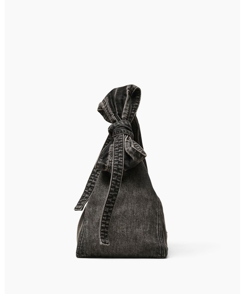 MARC JACOBS(マークジェイコブス)の「THE BOW DENIM SACK BAG/ザ ボウ デニム サック バッグ(ショルダーバッグ・レディース・ブラック系その他・ONE SIZE)」の5枚目の写真