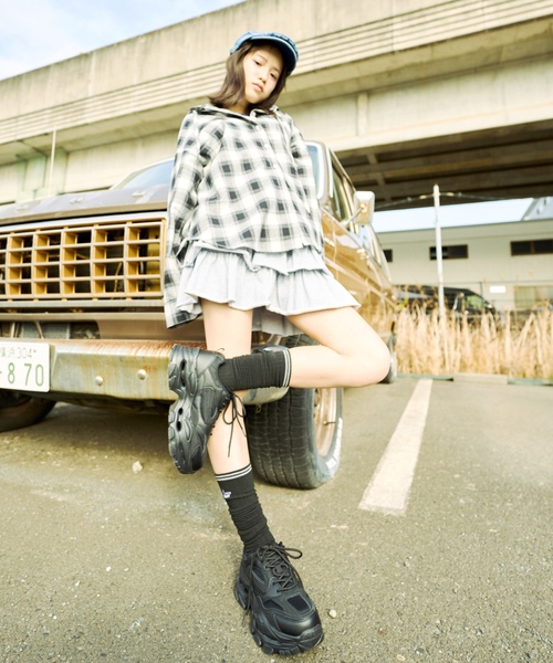 LOVETOXIC（ラブトキシック）の「【LTXC】厚底ダッドスニーカー（スニーカー・キッズ・ホワイト/ブラック・24-24.5cm/23-23.5cm/22-22.5）」の2枚目の写真