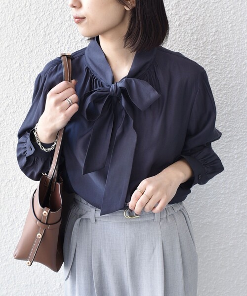 SHIPS Colors(シップス カラーズ)の「SHIPS Colors:〈手洗い可能〉シルキー ローン ボウタイ シャツ◇(シャツ/ブラウス・レディース・ダークグレー/ピンク/ホワイト・ONE SIZE)」の3枚目の写真