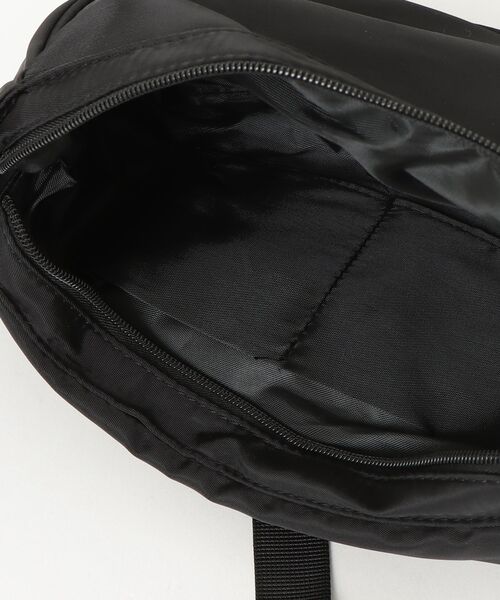 crossi（クロッシー）の「ナイロン ハーフムーン ショルダーバッグ（ボディバッグ/ウエストポーチ・レディース・ブラック・FREE）」の3枚目の写真