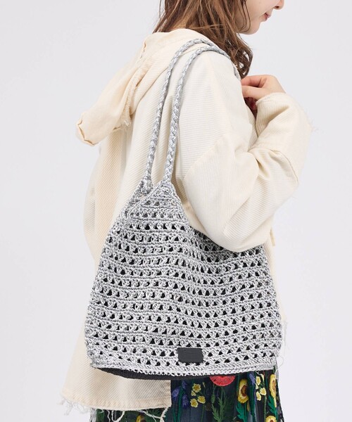 Rouge vif la cle（ルージュヴィフラクレ）の「【Swaraj /スワラージ】手編みのメタリックマクラメ・ショルダーバッグ/キラキラ/（トートバッグ・レディース・ブラック/ゴールド/シルバー・フリー）」の2枚目の写真
