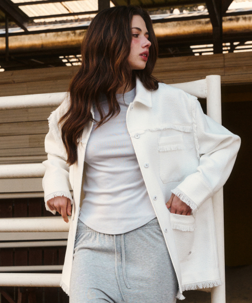 ERER(エルエル)の「Overfit Fringe Tweed Shirt Jacket White(テーラードジャケット・レディース・ホワイト・F)」の2枚目の写真