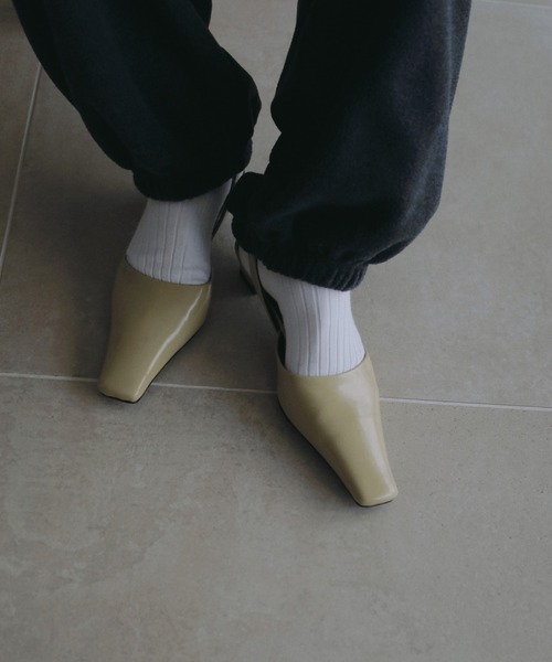 anuke(アンヌーク)の「Squaretoe Enamel Pumps(パンプス・レディース・クリーム/ブラック・36inch/37inch/38inch)」の2枚目の写真