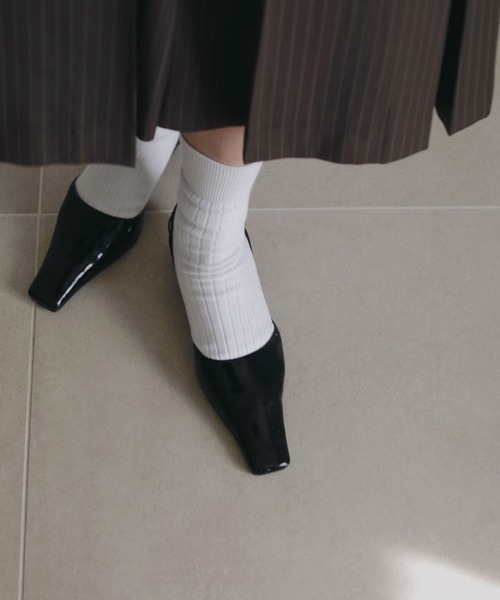 anuke(アンヌーク)の「Squaretoe Enamel Pumps(パンプス・レディース・クリーム/ブラック・36inch/37inch/38inch)」の1枚目の写真