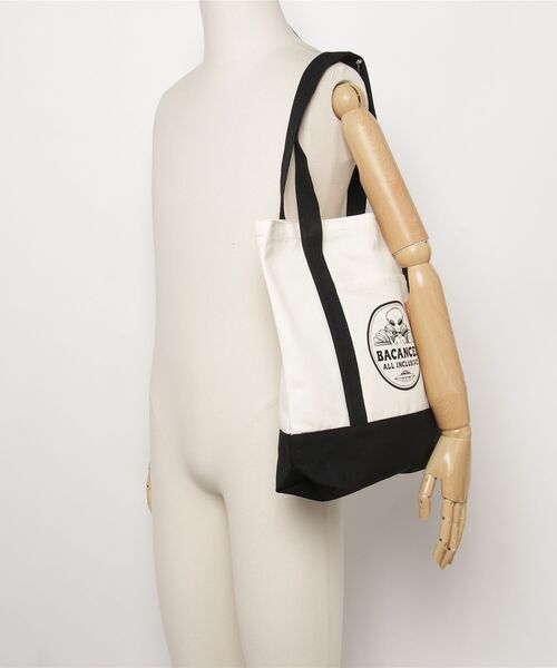 BACANCES ALL INCLUSIVE（バカンサスオールインクルーシブ）の「BC PICNIC TOTE BAG [ALIEN JOE]（トートバッグ・メンズ・ブラック/レッド・ONESIZE）」の3枚目の写真