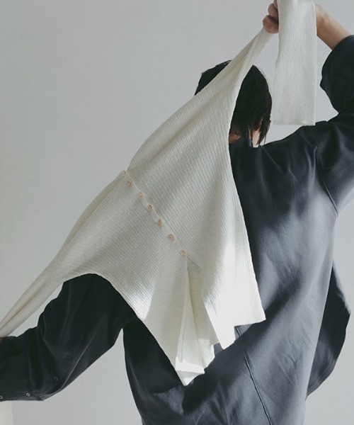 ETRE TOKYO（エトレトウキョウ）の「Vネックリブニットカーディガン（カーディガン/ボレロ・レディース・ホワイト/ブラック/ベージュ・FREE）」の2枚目の写真