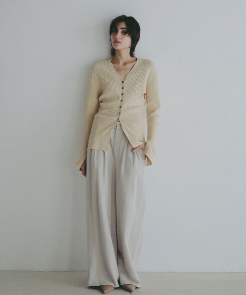 ETRE TOKYO（エトレトウキョウ）の「Vネックリブニットカーディガン（カーディガン/ボレロ・レディース・ホワイト/ブラック/ベージュ・FREE）」の5枚目の写真