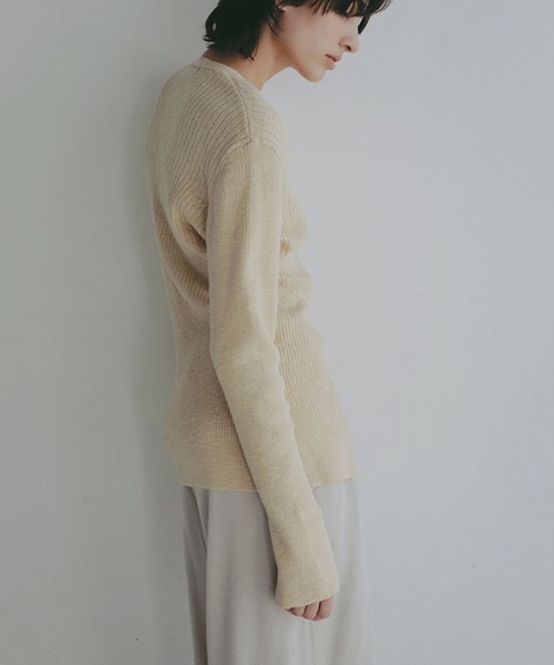 ETRE TOKYO（エトレトウキョウ）の「Vネックリブニットカーディガン（カーディガン/ボレロ・レディース・ホワイト/ブラック/ベージュ・FREE）」の6枚目の写真