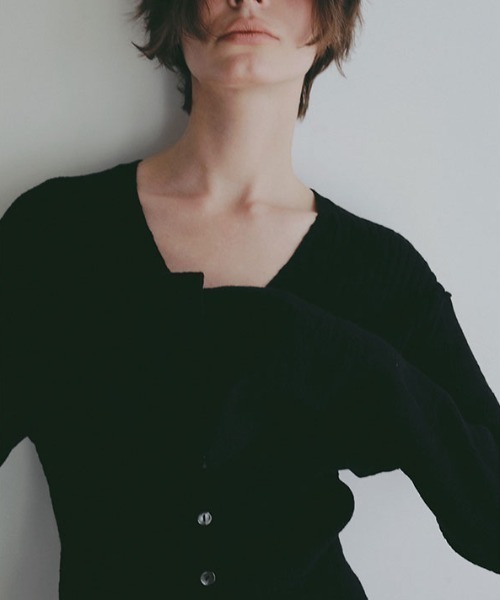 ETRE TOKYO（エトレトウキョウ）の「Vネックリブニットカーディガン（カーディガン/ボレロ・レディース・ホワイト/ブラック/ベージュ・FREE）」の11枚目の写真