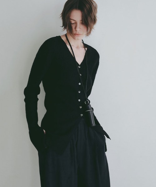 ETRE TOKYO（エトレトウキョウ）の「Vネックリブニットカーディガン（カーディガン/ボレロ・レディース・ホワイト/ブラック/ベージュ・FREE）」の12枚目の写真