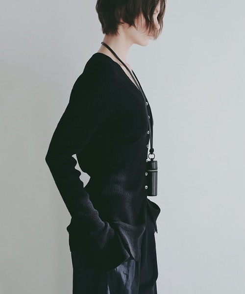 ETRE TOKYO（エトレトウキョウ）の「Vネックリブニットカーディガン（カーディガン/ボレロ・レディース・ホワイト/ブラック/ベージュ・FREE）」の13枚目の写真