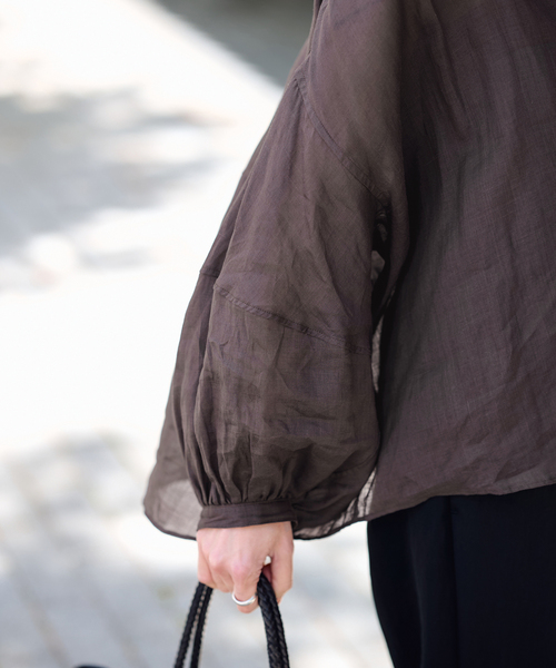 FRAMeWORK（フレームワーク）の「≪WEB限定 / 追加≫ラミーランタンスリーブバンドカラー（シャツ/ブラウス・レディース・ホワイト/ブラウン/サックスブルー・FREE）」の9枚目の写真