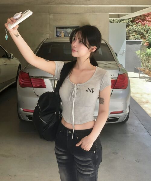 MUCENT(ムセント)の「サロンアイレットレースアップゴルフリブスリムフィット半袖Tシャツ(3カラー)(Tシャツ/カットソー・レディース・ホワイト/グレー系カモフラージュ/ブラック・FREE)」の5枚目の写真
