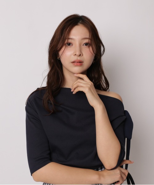 Apuweiser-riche（アプワイザーリッシェ）の「アシメリボンドレープカットソー（Tシャツ/カットソー・レディース・ネイビー/ブラック/ホワイト/ライトイエロー・2）」の8枚目の写真