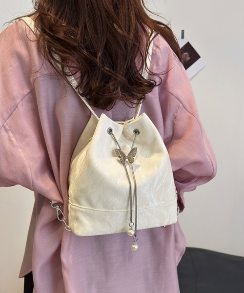 Ritzy(リッツィー)の「蝶々チャームメタリックバックパック(バックパック/リュック・レディース・ホワイト/ブラック/グレー/ミント・FREE)」の2枚目の写真