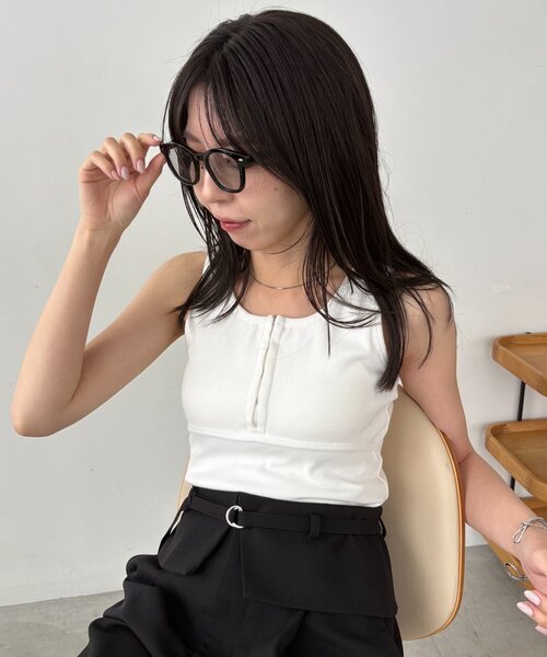CAPRICIEUX LE'MAGE（カプリシューレマージュ）の「カップ付ヘンリータンク（キャミソール・レディース・ホワイト/ブラック・38/36）」の4枚目の写真