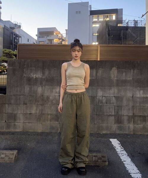 LETTERCOMO(レテルコモ)の「ナイトポールユーティリティワイドバンディングパンツカーキ(スウェットパンツ・メンズ・カーキ・MEDIUM/LARGE)」の6枚目の写真