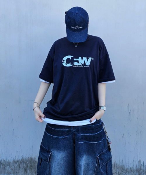 CARGOBROS FOR WOMAN(カーゴブロスフォーウィメン)の「CFW クラックロゴ 半袖Tシャツ (ネイビー)(Tシャツ/カットソー・レディース・その他・SMALL/MEDIUM/LARGE/X-LARGE/2XL)」の1枚目の写真
