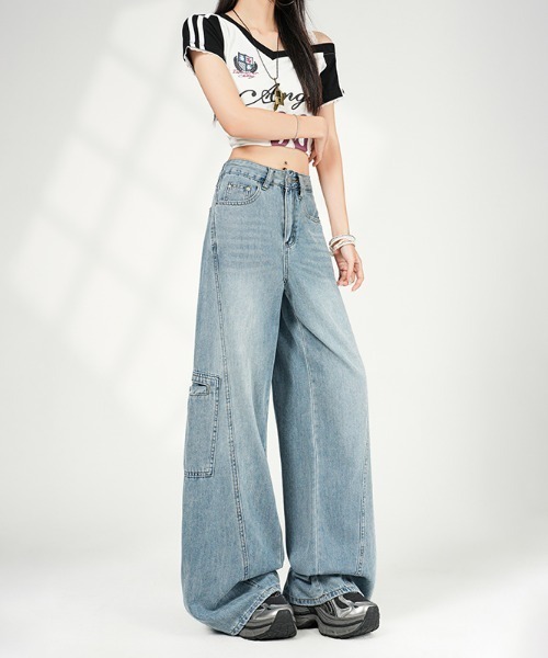 AMAJI(アマジ)の「裾クラッシュ加工 ストレートデニムパンツ(デニムパンツ・レディース・ライトブルー・SMALL/MEDIUM/LARGE/X-LARGE)」の4枚目の写真