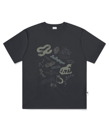 シシアセンブリプリンティング半袖Tシャツチャコール