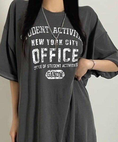 LETee(レティー)の「ヴィンテージ風ロゴでこなれ感アップ!ゆるっと着られるオーバーサイズTシャツワンピース(ワンピース・レディース・チャコールグレー/グレー・FREE)」の3枚目の写真