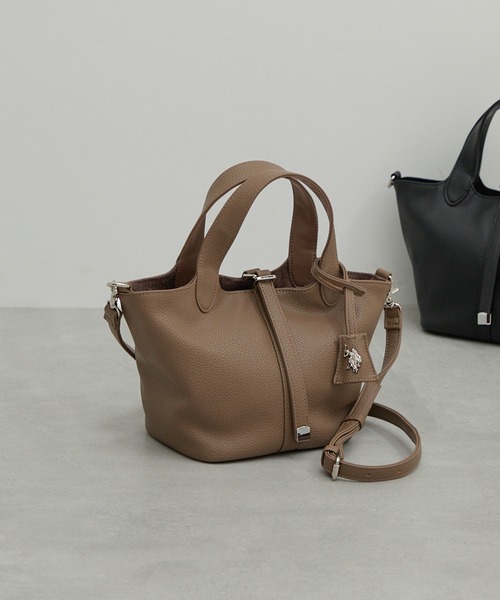 U.S. POLO ASSN.(ユーエスポロアッスン)の「【U.S. POLO ASSN.】≪別注≫キーリング付 2WAYバケットトートバッグ ショルダーバッグ(ショルダーバッグ・レディース・ブラウン/グレイッシュベージュ/ブラック・FREE)」の1枚目の写真