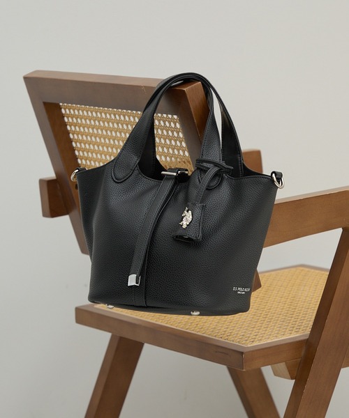 U.S. POLO ASSN.(ユーエスポロアッスン)の「【U.S. POLO ASSN.】≪別注≫キーリング付 2WAYバケットトートバッグ ショルダーバッグ(ショルダーバッグ・レディース・ブラウン/グレイッシュベージュ/ブラック・FREE)」の2枚目の写真