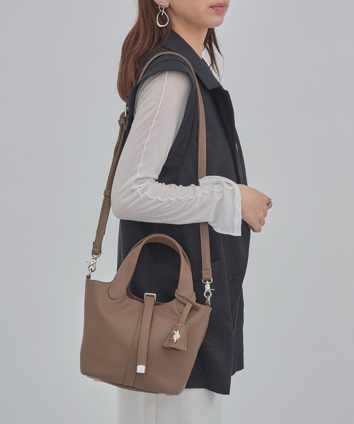 U.S. POLO ASSN.(ユーエスポロアッスン)の「【U.S. POLO ASSN.】≪別注≫キーリング付 2WAYバケットトートバッグ ショルダーバッグ(ショルダーバッグ・レディース・ブラウン/グレイッシュベージュ/ブラック・FREE)」の8枚目の写真