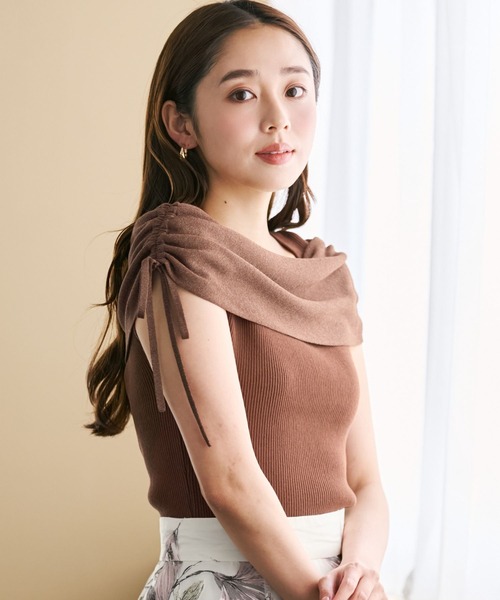MISCH MASCH(ミッシュマッシュ)の「2026秋冬新作 サイドリボンシャーリングケープニット(ニット/セーター・レディース・イエロー/ワイン/ブラウン・フリ-)」の2枚目の写真