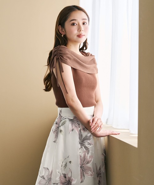 MISCH MASCH(ミッシュマッシュ)の「2026秋冬新作 サイドリボンシャーリングケープニット(ニット/セーター・レディース・イエロー/ワイン/ブラウン・フリ-)」の6枚目の写真