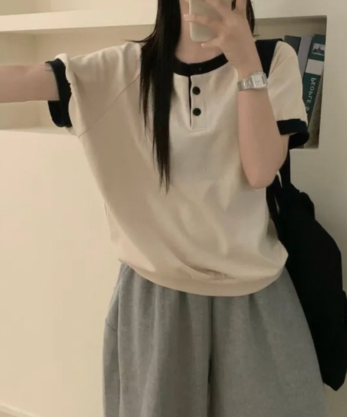 Emilie(エミリー)の「バイカラー ヘンリーネック半袖トップス(Tシャツ/カットソー・レディース・ライトブルー/クリーム/ブラック・FREE)」の2枚目の写真