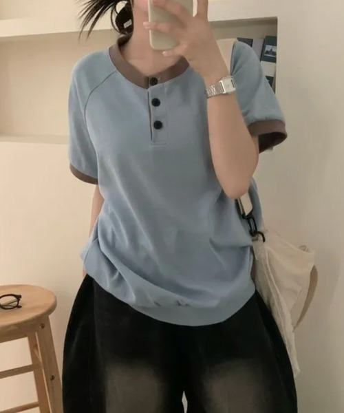 Emilie(エミリー)の「バイカラー ヘンリーネック半袖トップス(Tシャツ/カットソー・レディース・ライトブルー/クリーム/ブラック・FREE)」の6枚目の写真