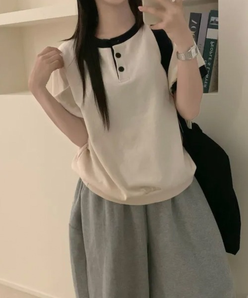 Emilie(エミリー)の「バイカラー ヘンリーネック半袖トップス(Tシャツ/カットソー・レディース・ライトブルー/クリーム/ブラック・FREE)」の11枚目の写真