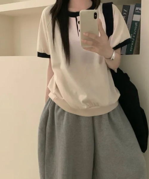 Emilie(エミリー)の「バイカラー ヘンリーネック半袖トップス(Tシャツ/カットソー・レディース・ライトブルー/クリーム/ブラック・FREE)」の13枚目の写真