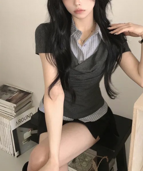 Emilie(エミリー)の「ドレープネック レイヤードシャツドッキング 半袖トップス(シャツ/ブラウス・レディース・ブラック/グレー/チャコールグレー・FREE)」の2枚目の写真