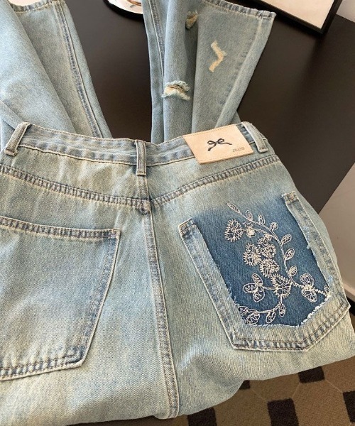 DIAVEL（ディアベル）の「【春夏新作】レース切替フラワー刺繍ダメージワイドデニムパンツ（デニムパンツ・レディース・サックスブルー・S/M/L）」の2枚目の写真
