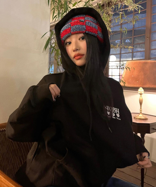 Cavish(カビシ)の「PLUR LOGO HOODIE BLACK(CV2BFUM402A)(パーカー・レディース・ブラック・SMALL/MEDIUM/LARGE)」の5枚目の写真