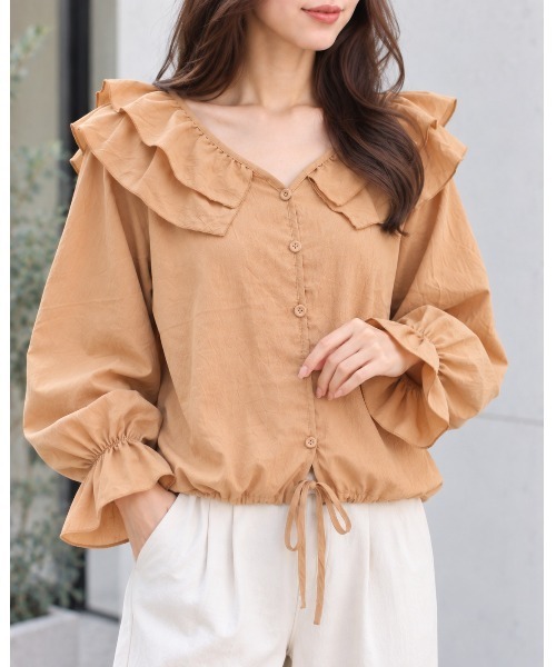 FAZVY(ファズビー)の「甘さを品よく纏う ラッフルカラーブラウス(シャツ/ブラウス・レディース・レッド/ベージュ/ブラック・S/L/M)」の2枚目の写真