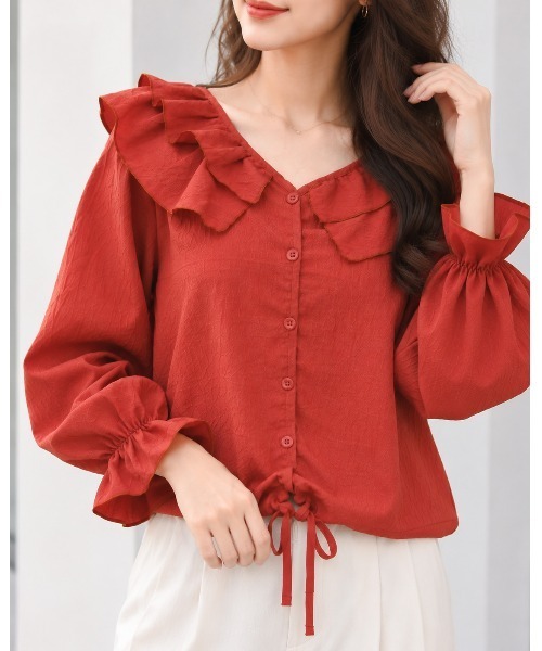 FAZVY(ファズビー)の「甘さを品よく纏う ラッフルカラーブラウス(シャツ/ブラウス・レディース・レッド/ベージュ/ブラック・S/L/M)」の3枚目の写真