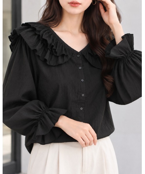 FAZVY(ファズビー)の「甘さを品よく纏う ラッフルカラーブラウス(シャツ/ブラウス・レディース・レッド/ベージュ/ブラック・S/L/M)」の1枚目の写真